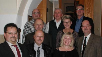 Bild: ld
Langjährige Mitarbeiter hatte die Firma Schiettinger in den Gasthof Wiesend in Kulmain eingeladen, um deren Jubiläen zu feiern. Das Bild zeigt sie zusammen mit den Firmeninhabern Andreas und Christof Bader (von rechts) und Betriebsratsvorsitzendem Alois Albersdörfer (links).