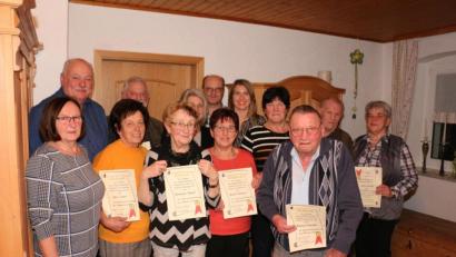 Bild: rpp
Die Vorsitzenden Rosi Sieber und Reinhold Meyer würdigten die Verbundenheit von Rosi Tretter, Günter Pöllmann, Marianne Dippl, Isolde und Robert Schraml, Gisela Schreyer, Martina Schraml, Inge Meyer, Helmut Schindler sowie Erwin und Christel Seibel (von links) mit dem Radfahrerverein mit Urkunden.