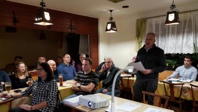 Bild: hzi
Bürgermeister Jürgen Kürzinger informiert in der Versammlung die Gäste unter anderem über die Umrüstung der Straßenlampen und Sanierungsarbeiten am Feuerwehrhaus.