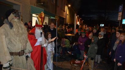 Bild: jr
St. Nikolaus besuchte mit Knecht Ruprecht und zwei kleinen Engeln den Auftakt der Adventsschaufenster-Aktion des Gewerbefördervereins. Vorsitzender Stefan Grillmeier betonte, dass die Aktion heuer zum sechsten Mal stattfindet.