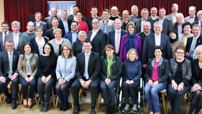 Bild: Thomas Dobler
Nach ihrer Nominierung bei einer CSU-Delegiertenkonferenz fanden sich die 60 Kandidaten für die Kreistagswahl zu einem Gruppenfoto zusammen. Ganz oben auf der Liste befindet sich Landrat Thomas Ebeling (sitzend, Mitte), links daneben die Zweitplatzierte Martina Englhardt-Kopf. Auf Platz drei kandidiert Marianne Forster (rechts neben Ebeling), auf Platz vier der Landtagsabgeordnete Alexander Flierl (stehend, ganz rechts).
