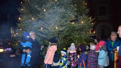 Bild: bey
Beim Rückwärtszahlen schalteten bei Null die Kerzen am Weihnachtsbaum und die Weihnachtsbeleuchtung am Marktplatz an.