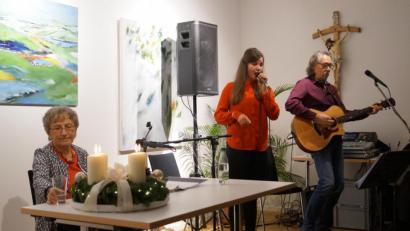 Bild: du
Eine besondere Adventslesung erlebten die Zuhörer im Bürgersaal mit der Mundartdichterin Anna-Elisabeth Gleißner (links) sowie Sängerin Stefanie Derdon und Gitarrist Günter Hagn (rechts).