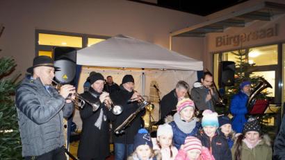 Bild: du
Mit adventlichen Weisen erfreut die Bläsergruppe der Pfarrei kleine und große Besucher der Dorfweihnacht.