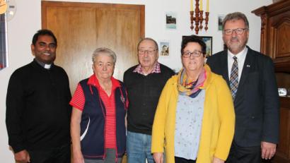 Bild: pi
Herbert Säckl, eingerahmt von Ehefrau Renate und Tochter Michaela, freut sich über die vielen guten Wünsche zum 80. Geburtstag, die auch Pfarrer Julius Johnrose und Bürgermeister Johann Maurer überbringen.