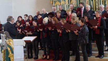 Bild: weu
Der Katholische Kirchenchor St. Wenzeslaus unter Leitung von Hubert Reimer ist ein Aushängeschild für Schönsee und erfreut jedes Jahr mit verschiedenen Gastchören und Gastmusikern mit bemerkenswerten Konzerten.