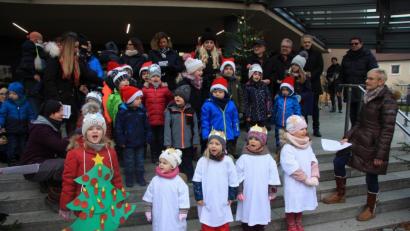 Bild: wro
Musikalisch eröffnet wurde der 33. Weihnachtsmarkt von den Buben und Mädchen des Kindergartens St. Josef.