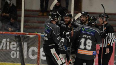 Bild: Andreas Brückmann
Mit 6:3 schlug der ERSC Amberg (in Schwarz) den EV Moosburg am Freitagabend. Jubel bei Leon Koppitz, Martin Brabec, Daniel Vlach und Kevin Schmitt (von links), während Moosburgs Torhüter Carlo Probst geschlagen am Boden liegt.