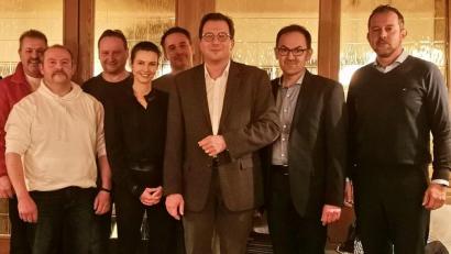 Bild: hai
Die neue Führungsriege des Gewerbeverbandes um Vorsitzenden Franc Dierl (Dritter von rechts) mit Peter Porsch, Andreas Bender, Kai Kolb, Constanze Greim Gerd Zetlmeisl, Volker Lehner und Peter Deubzer (von rechts).