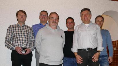 Bild: bk
Altherren-Leiter Karl-Heinz Hasler (Zweiter von rechts) ehrte Günter Rosenberger (links) sowie die Preisträger Hubert Sternkopf (Dritter von links) und Jochen König (rechts). Mit im Bild Ehrenamtsbeauftragter Rainer Vater und 2.Abteilungsleiter Bastian Siebert.