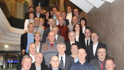 Bild: Schönberger, Ferdinand [fsb]
Die Geschäftsführenden Gesellschafter Christian (vorne links) und Lars Engel (vorne rechts) sowie Personalleiter Manfred Riedl (vorne, Zweiter von links) ehren die langjährigen Mitarbeiter.