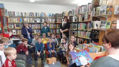 Bild: gis
Geschichten vom Traumfresserchen und von Tomte Tummetot las Anja Mewes den Mädchen und Buben vor.