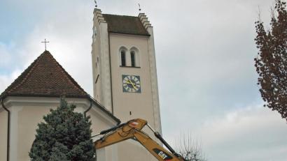 Bild: sön
Mit einem Bagger der Firma Zapf wurde der von Evi und Dieter Teich spendierte Baum zu seinem Standplatz vor der Pfarrkirche Mariä Himmelfahrt transportiert und aufgestellt.