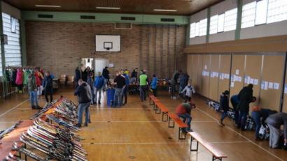 Bild: exb
Beim Skibasar warteten zahlreiche Wintersportartikel auf die Käufer.