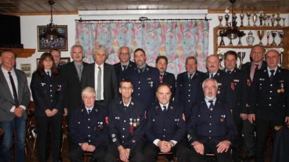 Bild: exb
Urkunden und Ehrenzeichen erhielten Mitglieder der Feuerwehren Reuth, Premenreuth, Röthenbach, Thumsenreuth und Krummennaab. Ihnen gratulierten Landrat Wolfgang Lippert, die Bürgermeister und die Führungsdienstgrade.