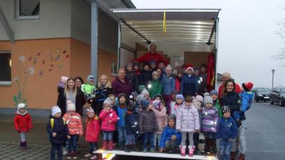 Bild: rpp
Schnell war der Laster in Kastl vollgeladen, denn die Kinder des Kinderhauses Pusteblume packten feste mit an. Voller Stolz betrachteten sie den immer höher werdenden Berg im Laster der Aktion „Geschenk mit Herz“, der die Geschenke nach Osteuropa, Afrika und nach Übersee bringt.
