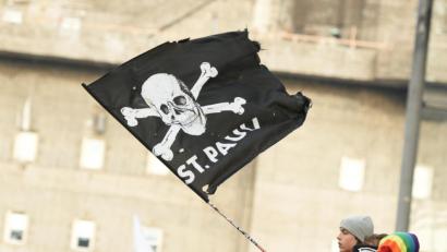 Bild: Daniel Bockwoldt
Eine schwarze Flagge mit Totenkopf hat in Hof für ein mulmiges Gefühl bei Passanten gesorgt.