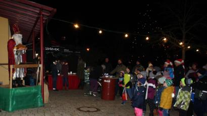 Bild: bjp
Trocken und nicht zu eisig ist es beim Adventsauftakt in Preißach: ideales Wetter für ein gut besuchtes Christbaumfest. Darüber freut sich auch Sankt Nikolaus.