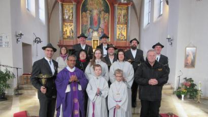 Bild: jzk
Pfarrer Dr. James Mudakodil (vorne links) freute sich über die schöne Bläsermesse beim Adventsgottesdienst. Vorne links steht Hornmeister Ely Eibisch.