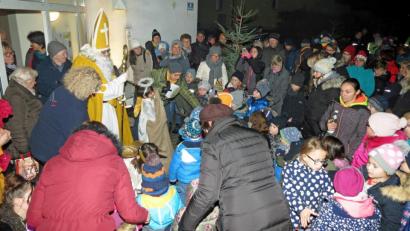 Bild: Dobmeier
Der Nikolaus (Josef Bock) und seine Engel verteilen Gaben an die vielen Kinder beim Rothenstädter Adventsmarkt.