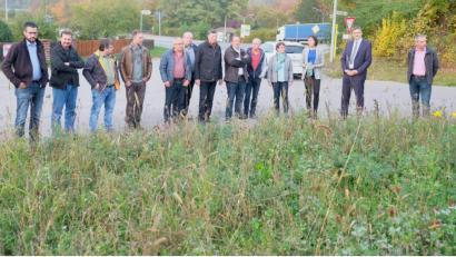 Archivbild: ohr
Zum Auftakt der Besichtigungsfahrt vor der Oktobersitzung nahm der Gemeinderat Stulln die im Frühjahr erstmals angesäte Blühwiese zwischen den Straßen Vogelherd und Sportplatzweg in Augenschein. Aufgrund der umfangreichen Tagesordnung behandelte das Gremium die angefahrenen Punkte nun in der jüngsten Sitzung