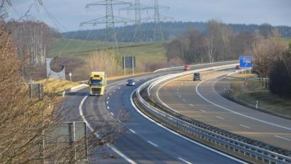 Bild: dob
Auf der Bundesautobahn A 6 lief am Montag ein ruhiger Fernverkehr ab. Selbst in unmittelbarer Nähe des Grenzübergangs ist weithin kein Stau in Sicht.