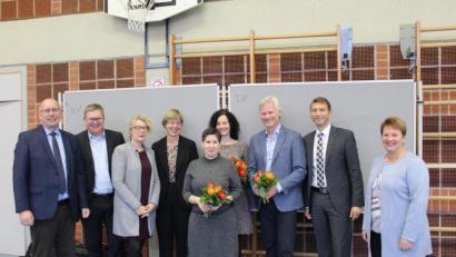 Bild: Theresia Ehbauer/exb
Glückwünsche für das neue Führungsteam der Rupert-Egenberger-Schule mit Schulleiter Michael Schuierer (Dritter von rechts) und den beiden Konrektorinnen Nadine Heldrich (Vierte von rechts) und Rita Heiß (Mitte).