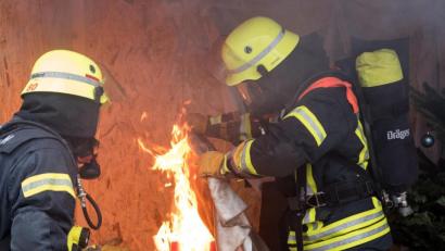 Bild: Daniel Bockwoldt
In sieben Minuten kann sich ein Wohnzimmer in ein Flammenmeer verwandeln, wenn eine Kerze am Adventskranz umfällt.
