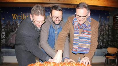 Bild: kro
Voller Vorfreude schnitten Ludek Sonkup, Patrik Pizinger und Bernd Sommer (von links) den böhmischen Vanocka an.