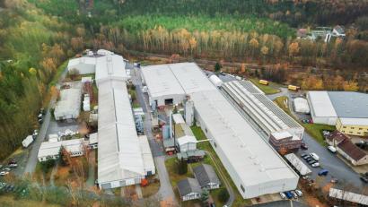 Bild: Ziegler Group/exb
Die Plößberger Ziegler Group übernimmt den Produktionsstandort der Tecsol-Holztechnik-GmbH in Hermsdorf in Thüringen. Über den Kaufpreis haben beide Seiten Stillschweigen vereinbart.