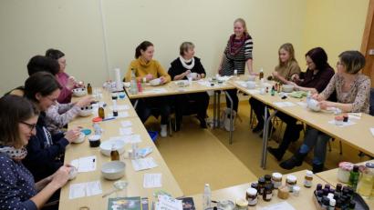 Bild: do
Angeleitet von Silvia Gottinger experimentieren zehn Kursteilnehmerinnen bei einem Workshop der Volkshochschule Eschenbach mit Naturprodukten an der Herstellung "plastikfreier" Kostmetika.