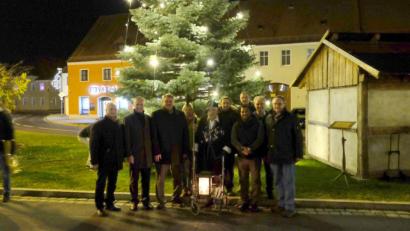 Bild: Stefanie Gradl
Nachtwächter Tschung wird eingerahmt von den drei Bürgermeistern, Stadträten und Pater Robin Xavier (Dritter von rechts).