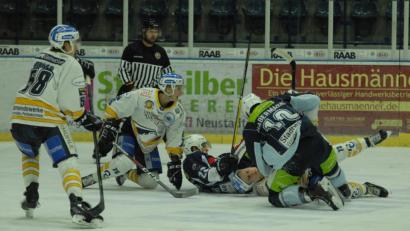 Bild: gb
Die Blue Devils (blaue Trikots) zogen am Sonntag gegen den SC Riessersee klar mit 4:8 den Kürzeren.