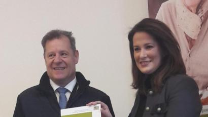 Bild: u
„Sie haben erfolgreich das Coaching „Es ist angerichtet! Genussvoll essen in Senioreneinrichtungen“ umgesetzt.“ Ernährungsministerin Michaela Kaniber (r.) bescheinigte dies der Küche des BRK Seniorenheims St. Barbara, als sie Küchen-Chef Peter Leitsoni (l.) in München die entsprechende Urkunde überreichte.
