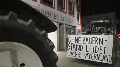 Bild: Wolfgang Steinbacher
Vor dem Capitol fuhr die Protest-Armada der Landwirte mit den Treckern auf – ein Hauch von Berlin.
