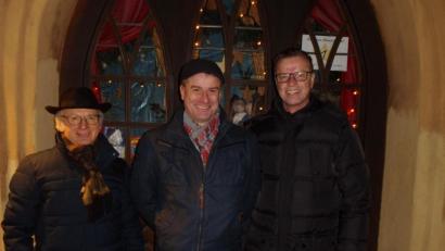 Bild: u
Bürgermeister Hermann Falk (rechts) öffnet das erste Türchen des 19. Lebendigen Adventskalenders. Er dankt allen, die zum Gelingen der Veranstaltungsreihe beitragen. Gewerbeverbandsvorsitzender Alfred Härtl (links) weist auf die Spendenbox hin, deren Inhalt für den Hospizverein Amberg bestimmt ist. Mit dabei stellvertretender Vorsitzender Gaston Lottner vom Heimat- und Trachtenverein, dessen Mitglieder allabendlich die kulinarische Versorgung der Besucher übernehmen.
