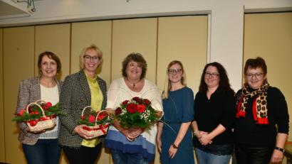 Bild: bey
Landtagsabgeordnete Annette Karl (links) und Bezirksrätin Brigitte Scharf (rechts) freuen sich über die reibungslose Wahl von Susi Bittner (Dritte von links) zur neuen Vorsitzenden des AsF-Unterbezirks Weiden-Neustadt-Tirschenreuth. Die bisherige Vorsitzende Sabine Zeidler (Zweite von links) fungiert wie Andrea Egner und Nicole Bäumler (Zweite und Dritte von rechts) als Stellvertreterin.