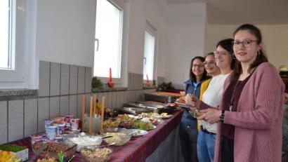 Bild: gi
Die Landjugend Etzgersrieth hat sich viel Mühe gemacht und bot einen Adventsbrunch für die Bevölkerung zugunsten für Lichtblicke an. Die Aktion wurde sehr gut angenommen.
