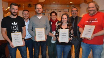 Bild: jr
Bei der Weihnachtsfeier ehrte Elektro Leipold eine Reihe von langjährigen Mitarbeitern. Unser Bild zeigt die Arbeitsjubilare (vorne, von links) mit Michael Meißner, Klaus Rustler, Christina Stingl und Rainer Waidhas. Ihnen gratulierte die Geschäftsleitung (hintere Reihe von links) mit Oliver, Ulrike und Karl Leipold.