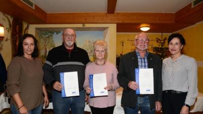 Bild: bey
Carola Brust, VdK-Geschäftsstelle (links) und Bürgermeisterin Tanja Schiffmann (rechts) ehren die langjährigen Mitglieder Wolfgang und Inge Treml (beide 25 Jahre) und denn neuen Vorsitzenden Peter Richter (fünfzehn Jahre).