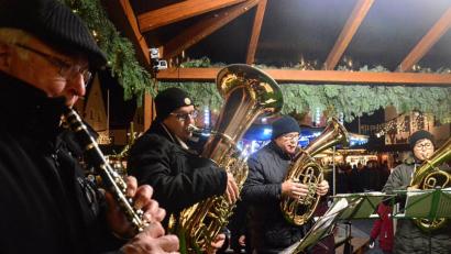 Bild: Kunz
Wunderschöne bekannte Weihnachtslieder spielt die Stadt- und Jugendblaskapelle Weiden. Die Kälte kann den Musikern nichts anhaben.