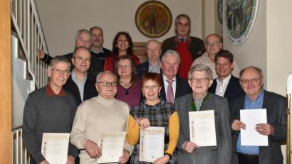 Bild: hcz
Für ihre langjährige Treue zeichnen (Zweite Reihe, von links) Vorsitzender Klaus Fischer und Bezirksvorsitzende Rosa Prell die Geehrten bei der Weihnachtsfeier des Obst- und Gartenbauvereins aus.