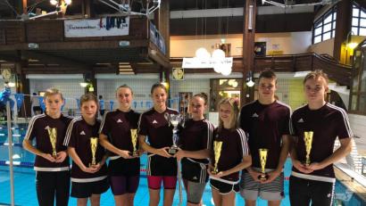 Bild: rbg
Die TSC-Pokalgewinner des Adventspokalschwimmens (von links): Niclas Köstler, Leonhard Fütterer, Viktoria Bogner, Carina Bönisch und Daria Codlova mit dem Mannschaftspokal, Marlene und Kilian Züllich sowie Fynn Legat.