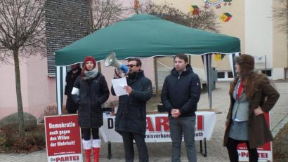 Bild: br
Mit einem wohl bundesweit einzigartigen Verfahren, per Losentscheid, ermittelte „Die Partei“, Kreisverband Tirschenreuth 24 Kandidaten und drei Bürgermeisterkandidatinnen für eine Liste zum Kommunalwahl in Immenreuth am 15. März kommenden Jahres. Unser Bild zeigt den Kreisvorsitzender Konstantin Kühnelt aus Kemnath (zweiter von rechts) sowie (links daneben) Marco Kellner aus Ebnath, unter dessen Federführung die Aktion ablief.