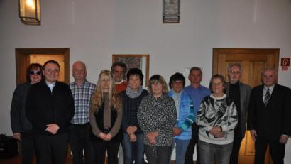Bild: ak
Pfarrer Martin Bruckner (Zweiter von links) und Bürgermeister Günter Kopp (rechts) gratuliere Tina Kastner (von links), Albert Schweiger, Petra Espenschied, Georg Schraml, Rita Berger, Renate Weber, Anni Bäuml, Ernst Braunreuther, Erika Kastner und Alfons Pöllath zu den Neuwahlen.