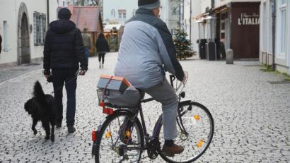 Bild: Gabi Schönberger
Wer wie vorgeschrieben langsam fährt, kann auch schnell mal ausweichen. Viele Radfahrer sind in der Fußgängerzone allerdings zu rasant unterwegs. Das macht Fußgänger rasend.