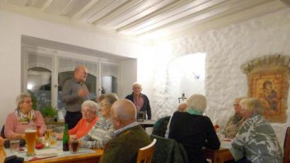 Bild: njn
Im "Cafe & Kunst" von Christine Stumpf in der Bräugasse traf sich die 60Plus-Generation auf Einladung des Generationen-Netzwerks zum Hutza-Abend. Mit auf dem Bild (stehend von links) Projektleiter Roland Lochner und Musiker Klaus Lingl.