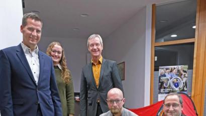 Bild: nm
Stefan Solfrank, Marlene Högen, Josef Völkl, Michael Neumann und Thomas Stetter (von links) verwandelten die Raiffeisenbank in einen Hafen, stilgerecht ausstaffiert mit Kajak und Zelt.