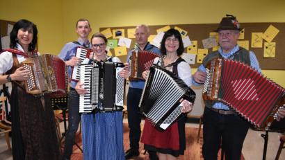 Bild: rgr
In der Jahreshauptversammlung der "Klingenden Töne" spielt die "Zieharmonie Grafenwöhr" Polka- und Walzermusik.