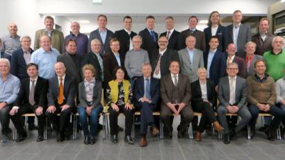 Bild: Hirsch
Die Freien Wähler nominierten ihre Bewerber für die Kreistagswahlen. Listenführer und Landratskandidat ist Dieter Jäger (sitzend, Fünfter von rechts)